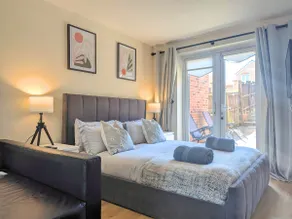 Stylish 4-Bed, 3-Bath Townhouse with Free Parking - Image 3