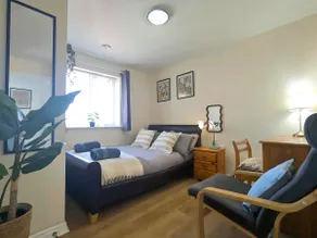Stylish 4-Bed, 3-Bath Townhouse with Free Parking - Image 5