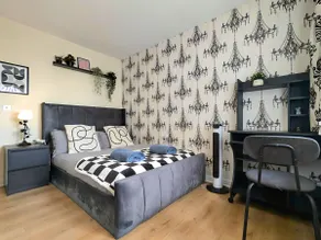 Stylish 4-Bed, 3-Bath Townhouse with Free Parking - Image 4