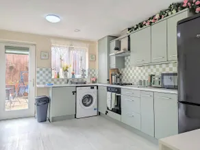 Stylish 4-Bed, 3-Bath Townhouse with Free Parking - Image 2