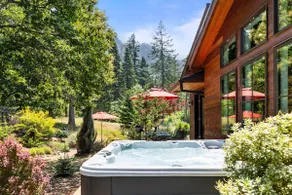 Modern Gorge Retreat • Hot Tub • Mountain Views - Image 4