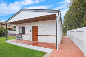 Poolside Family Cottage near Shopping Towns - Image 5