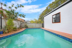 Poolside Family Cottage near Shopping Towns - Image 3