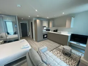 Modern Studio in Bracknell with free Parking - Image 5