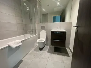Modern Studio in Bracknell with free Parking - Image 4