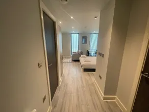 Modern Studio in Bracknell with free Parking - Image 3