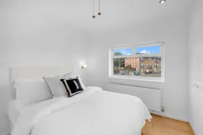 4 Bed - Sleeps 8 - Free Parking - Garden - Image 2