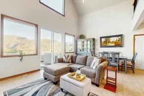 Three BR home with great views & location - Image 2