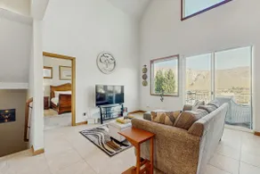 Three BR home with great views & location - Image 5