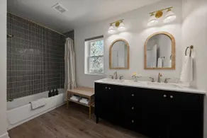 Stunning 2 BR - Parking and Walk to Park - Image 2