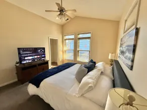 Downtown~King Bed~Parking~Balcony~Restaurants~Bars - Image 3