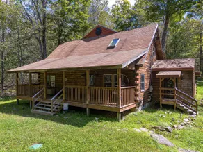 Lakes & Leisure! Spacious Berkshire Getaway - Image 2