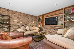 5 Bed 2 Bath Private House with Balcony - London - Image 3