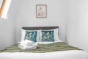 5 Bed 2 Bath Private House with Balcony - London - Image 2