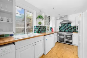 5 Bed 2 Bath Private House with Balcony - London - Image 4