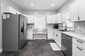 Beautiful 1923 Craftsman 5 Min to DT Garage 6Beds! - Image 4