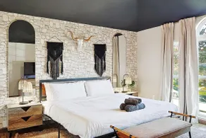 Luxury 5BR Getaway w/ Pool, Hot Tub & Cinema - Image 4