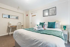 Fulham 3-Bed Near Stamford Bridge - Image 3