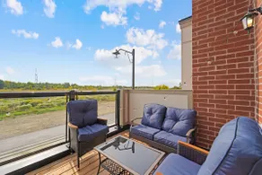 Stylish 3BR 2.5 Bath Townhouse w/ Patio & parking - Image 3