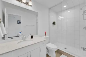 Stylish 3BR 2.5 Bath Townhouse w/ Patio & parking - Image 5