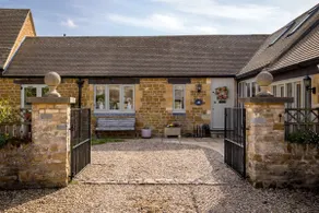 Luxury Boutique Barn Hideaway Near Bourton with Hot Tub - Image 4