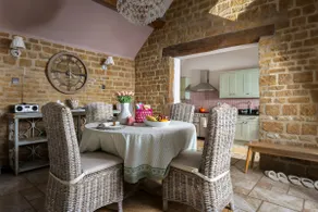 Luxury Boutique Barn Hideaway Near Bourton with Hot Tub - Image 5