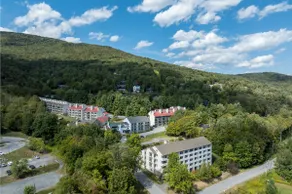 Sugarbush Getaway - On Mountain - Shuttle to Base! - Image 1