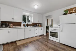 Pet-Friendly 2 Bedroom with Fenced Yard - Image 4