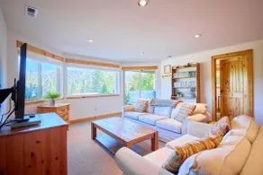 Hot Tub + Pet Friendly, Near Golf and Stevens Pass - Image 5