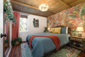 Jungalu: Lush Jungle Retreat Downtown - Image 2