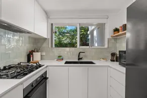 Stylish 2-Bed Townhouse in Leafy Hyde Park - Image 4