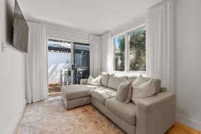 Stylish 2-Bed Townhouse in Leafy Hyde Park - Image 2