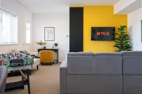 Cosy Apartment in Sale, Manchester with free private allocated parking - Image 2