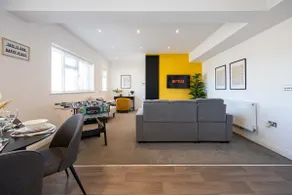 Cosy Apartment in Sale, Manchester with free private allocated parking - Image 5