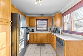 Spacious 3BR Parking Pet-Friendly - Image 2