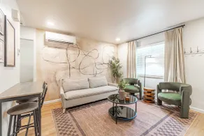 Designer Living Pet-Friendly UNR 2BR 1BA - Image 2