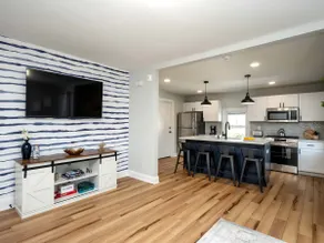 Jennifer's Modern & Comfy Broadway Walkable Stay - Image 2