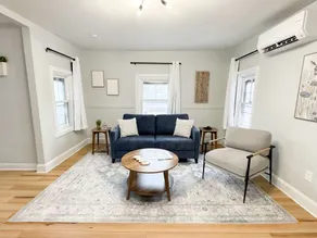 Jennifer's Modern & Comfy Broadway Walkable Stay - Image 3