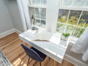 Jennifer's Modern & Comfy Broadway Walkable Stay - Image 4