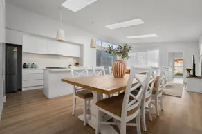 Sweet Seymour - 3 Bed 2 Bath Cosy & Modern Home - Image 2