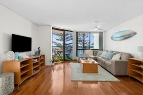 Golden Views Hideaway - Ocean views & Free parking - Image 2