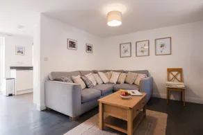 Charming 2 Bedroom Home in the Cotswolds - Image 3
