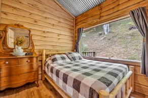 Sleeps 4| Private Bathroom | Stunning Views - Image 2