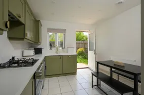 Modern Home on Edge of Cotswolds Private Parking - Image 3
