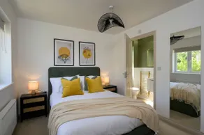 Modern Home on Edge of Cotswolds Private Parking - Image 4