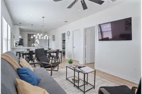 Comfy and Happy Stays Near Riverwalk and Downtown - Image 5