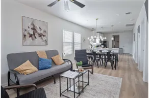 Comfy and Happy Stays Near Riverwalk and Downtown - Image 4