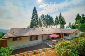 Mtn Views & Hot Tub: Umpqua Valley Villa! - Image 3