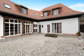Old coach house - Image 2