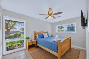 La Porte 4-BR: Office, Yard & BBQ - Image 3